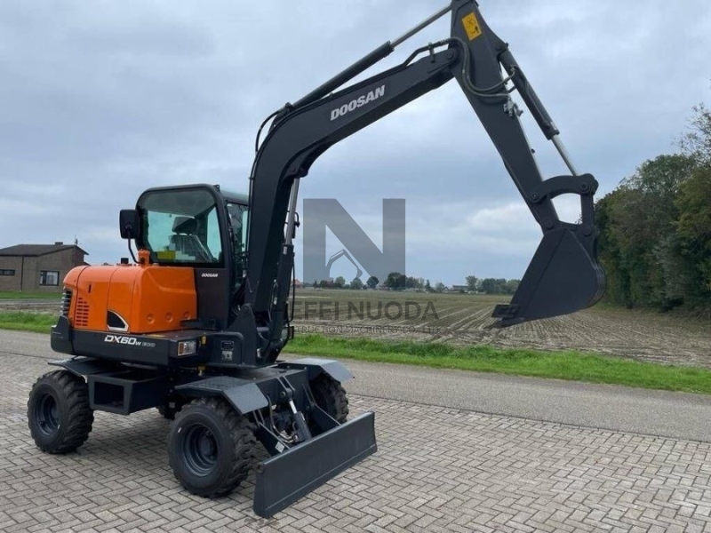 Rubber Wheel Used Doosan Excavator Machinery DX60W 5550KG