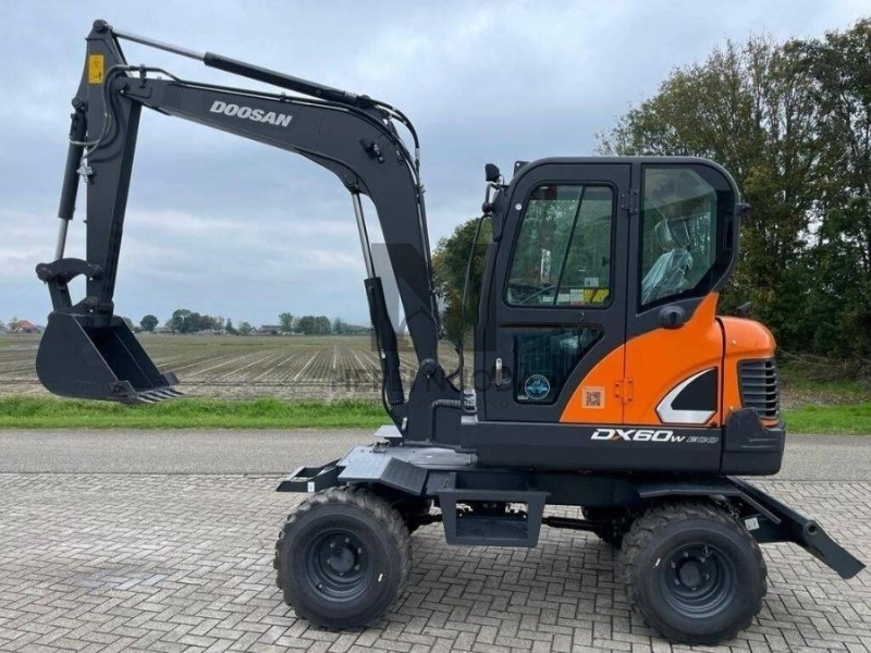 Rubber Wheel Used Doosan Excavator Machinery DX60W 5550KG
