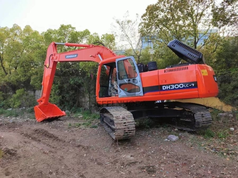 29T Doosan DH300LC Used Track Excavator Repossessed Road Digging Machine