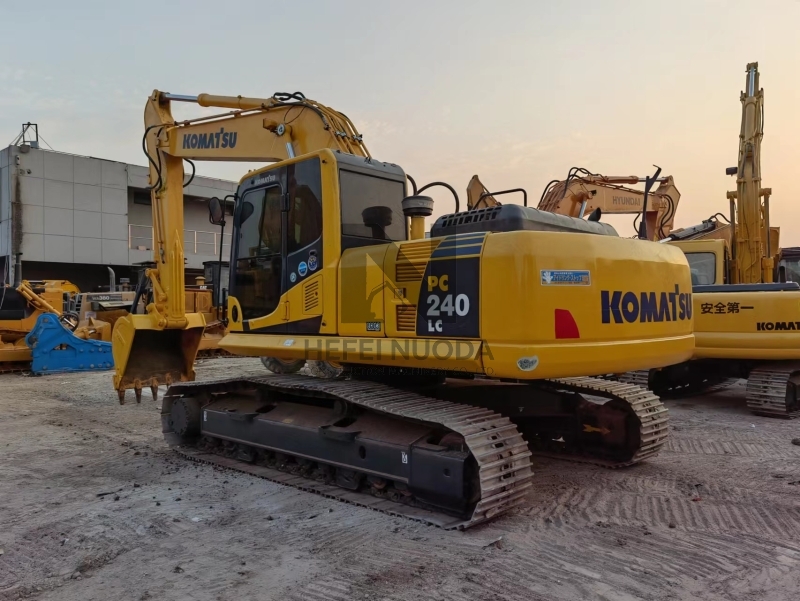 Japan Used Komatsu PC240 PC240-8 Medium Excavator 24ton Second Hand Komatsu 240 240-8 Earth Moving Digger Construction Machinery