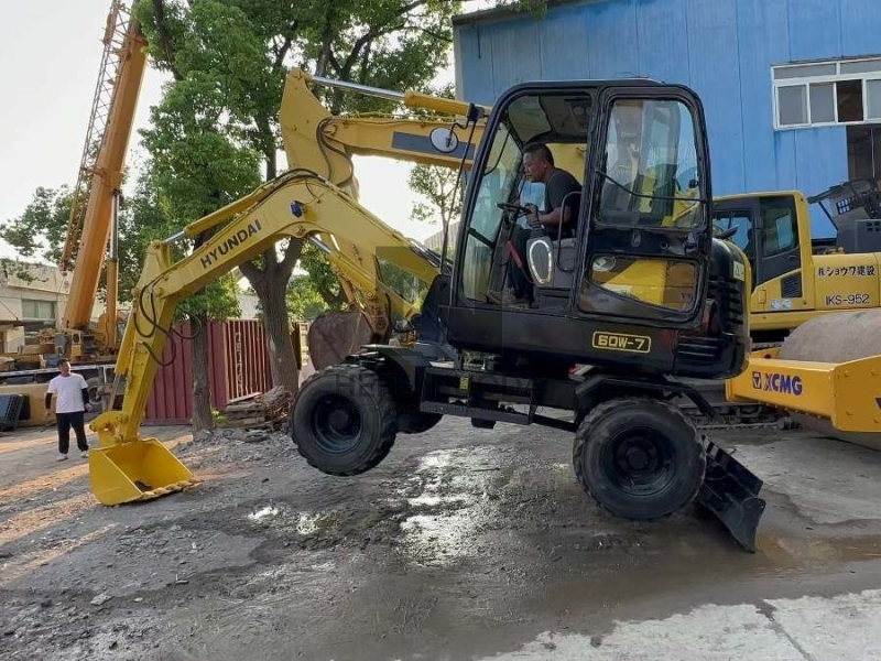 Original Hyundai R60w-7 Pre Owned Mini Excavator Used Wheel Digger 6 Ton