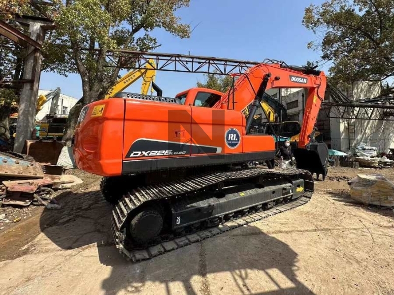 Doosan Dx225LC-9C Dx300 Used Excavator Equipment Construction Digging Machine