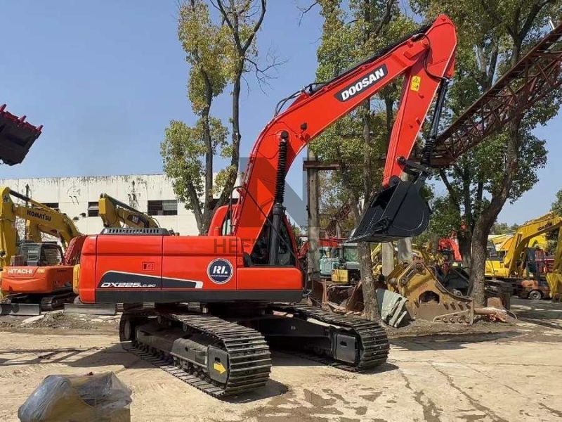 Doosan Dx225LC-9C Dx300 Used Excavator Equipment Construction Digging Machine